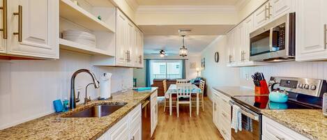 Kjøleskap, mikrobølgeovn, ovn og kokeplater