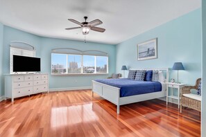 3 bedrooms, desk, iron/ironing board, WiFi - Serene Multi-Level Bayfront Retreat | 360 Water View, Dock & Pool (Clearwater)