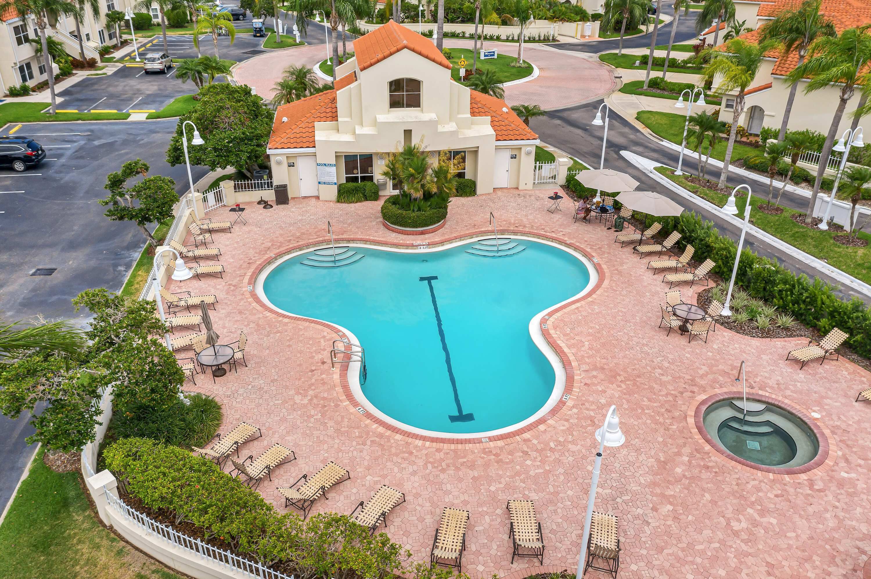 Un área de piscina con sillones de descanso y una piscina central.