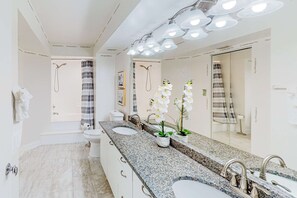 Dusche, Haartrockner, Handtücher, Shampoo