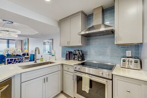 Refrigerador, microondas, horno y parrilla de estufa