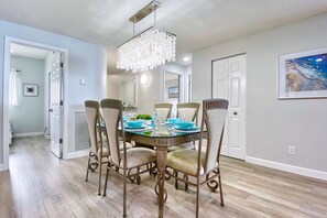 Dining - 5th floor condo with pool and Gulf views private balcony heated outdoor pool (Indian Shores)