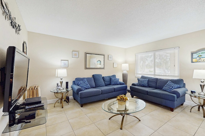 Beachside St Pete Condo W Heated Pool Near Landmark Restaurants - St. Pete Beach, FL