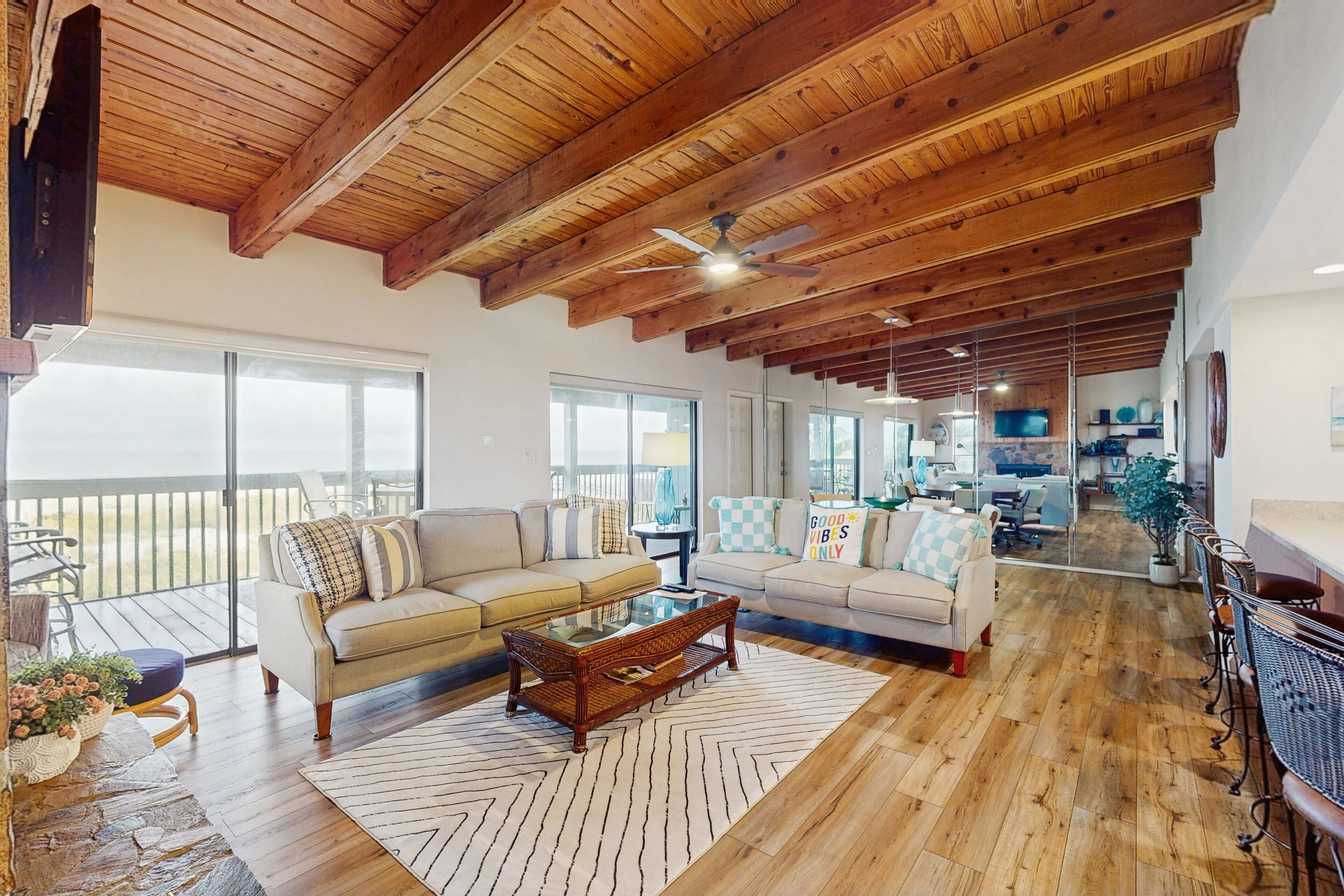 Tv, dvd-spelare, en stereo och kontor