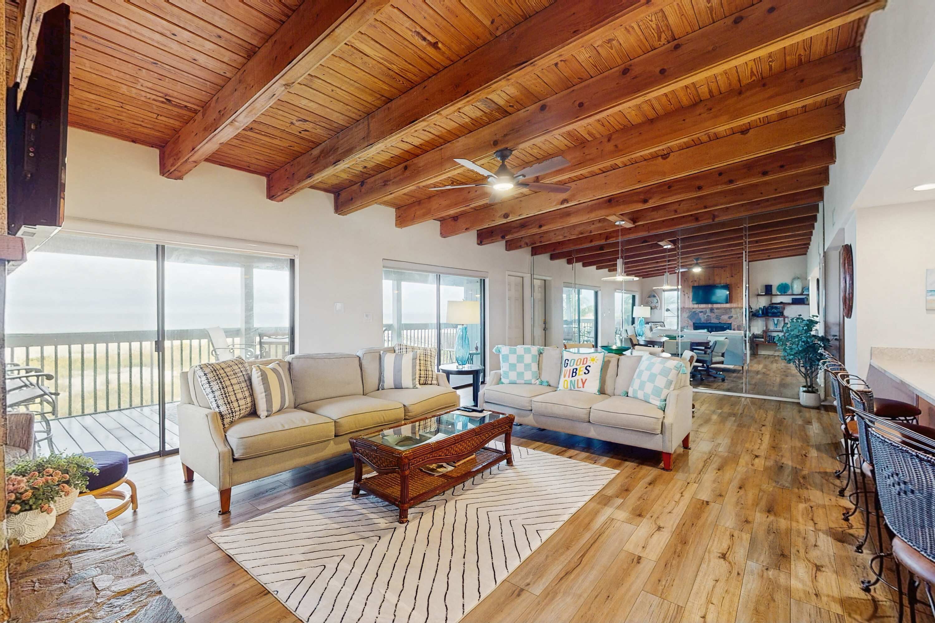 Télévision, lecteur de DVD, chaîne hi-fi, espaces bureaux