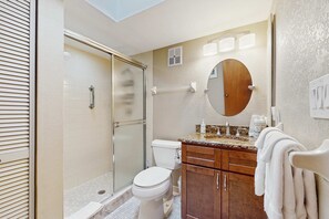 Douche, sèche-cheveux, serviettes fournies