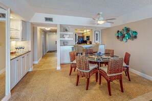 Dining - Chic and comfortable Gulf front condo snowbird and dog friendly pool beaches (Belleair Beach)