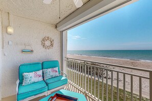On the beach - Chic and comfortable Gulf front condo snowbird and dog friendly pool beaches (Belleair Beach)