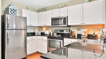 Een koelkast, een microgolfoven, een oven, een kookplaat