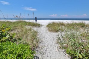 På stranden