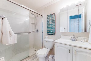 Dusj, hårføner og håndklær