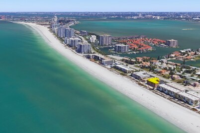 Gulf-front condo with pool, amazing views & central AC - dog-friendly