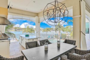 Outdoor dining - Exquisite Clearwater Retreat w Heated Pool Game Room Outdoor kitchen and Kayaks (Clearwater)