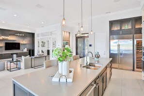 Fridge, microwave, oven, stovetop - Exquisite Clearwater Retreat w Heated Pool Game Room Outdoor kitchen and Kayaks (Clearwater)