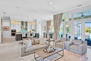 Fireplace, stereo, offices - Exquisite Clearwater Retreat w Heated Pool Game Room Outdoor kitchen and Kayaks (Clearwater)