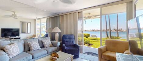 Televisión, chimenea, reproductor de DVD y oficina