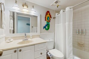 Dusche, Haartrockner, Handtücher, Shampoo