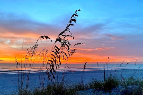 Beachfront condo w/private balcony, heated outdoor pool, W/D, gas grills, AC