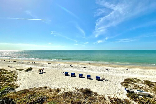 Beachfront Condo in Tampa | Balcony & Heated Pool