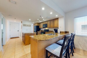 Kjøleskap, mikrobølgeovn, ovn og kokeplater