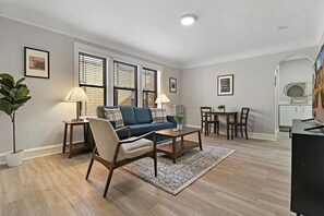 Deluxe-huoneisto | Oleskelualue | 55–tuumainen äly-TV, jossa digitaalikanavat