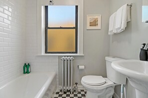 Deluxe-huoneisto | Kylpyhuone | Suihkun ja ammeen yhdistelmä, ilmaiset hygieniatuotteet, hiustenkuivaaja