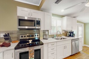 Kjøleskap, mikrobølgeovn, ovn og kokeplater