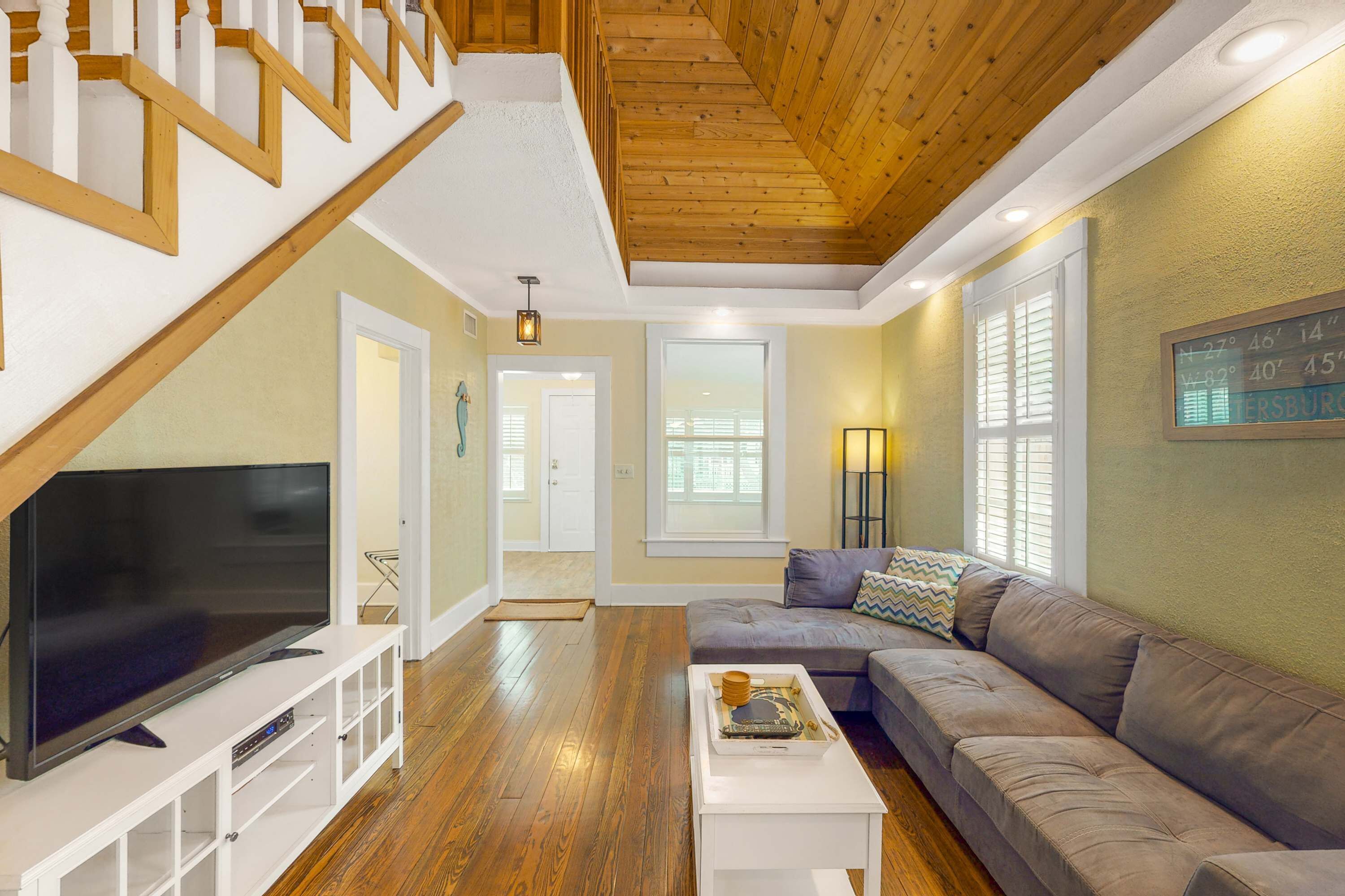 Una televisión, una oficina