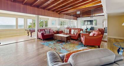 Beachfront penthouse with pool great views and pool table