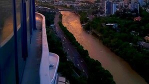 Un paisaje urbano con un río, edificios y cielo despejado.