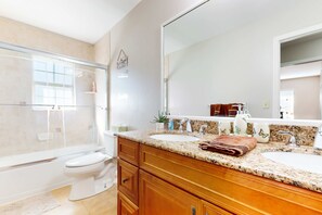 Shower, hair dryer, towels, shampoo - Riverfront home near downtown Tampa with panoramic river views streaming WD (Tampa)