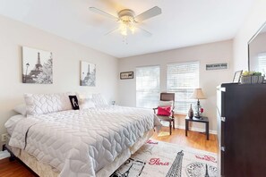 4 bedrooms, iron/ironing board, WiFi, bed sheets