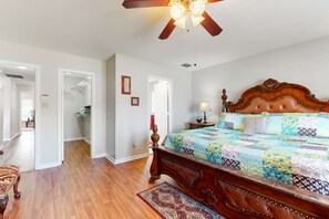 4 bedrooms, iron/ironing board, WiFi, bed sheets - Riverfront home near downtown Tampa with panoramic river views streaming WD (Tampa)