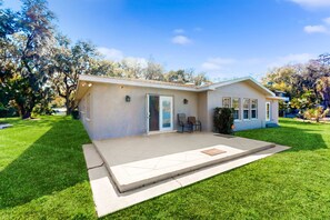 Exterior - Riverfront home near downtown Tampa with panoramic river views streaming WD (Tampa)