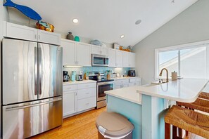 Kjøleskap, mikrobølgeovn, ovn og kokeplater