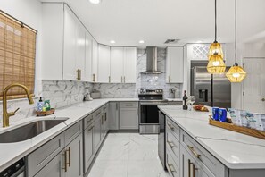 Mikrobølgeovn, ovn, kokeplater og oppvaskmaskin