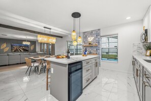 Four à micro-ondes, un four, surface de cuisson, lave-vaisselle