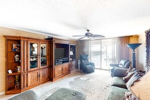 TV, DVD-spiller, stereoanlegg og kontorer