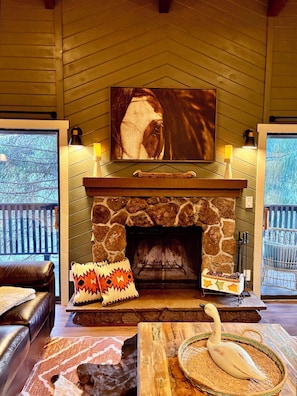 Televisión y chimenea