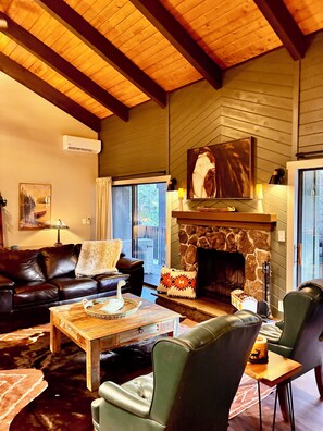 Una televisión, una chimenea