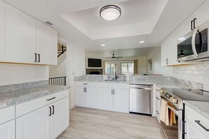 Kjøleskap, mikrobølgeovn, ovn og kokeplater