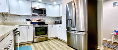 Refrigerador, microondas, horno, placa de cocina