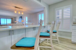 Dining - Pristine condo with sweeping Gulf views pool sauna and tennis (Indian Rocks Beach)