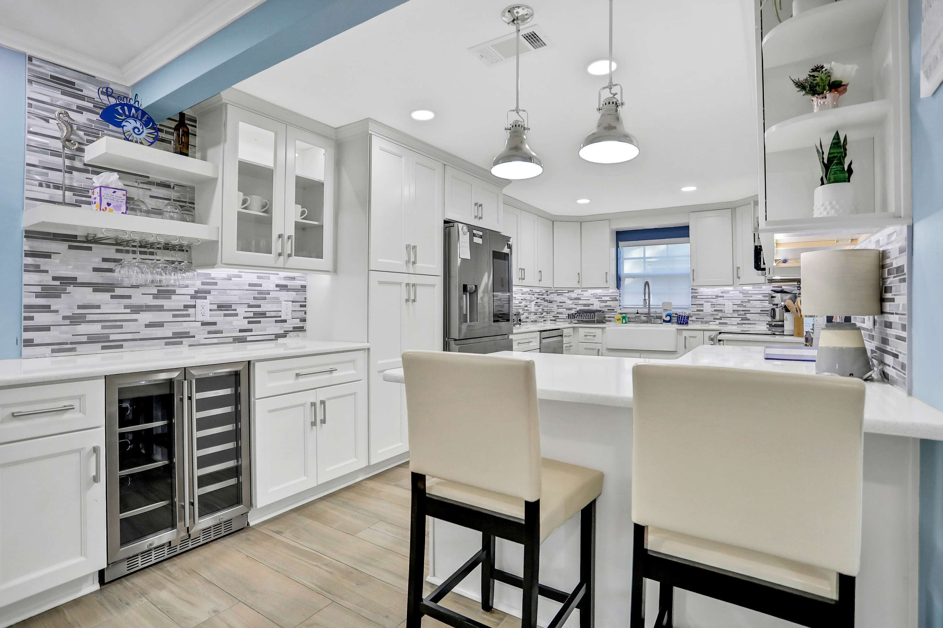 Jääkaappi, mikroaaltouuni, uuni, liesi