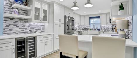 Jääkaappi, mikroaaltouuni, uuni, liesi