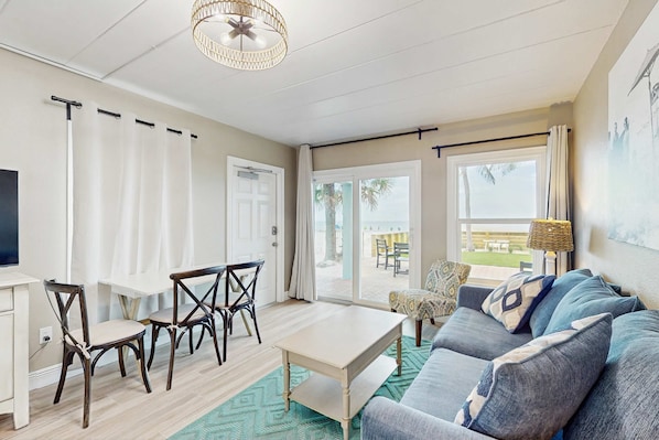 TV - Gulf front condo with full kitchen and central AC (Indian Shores)