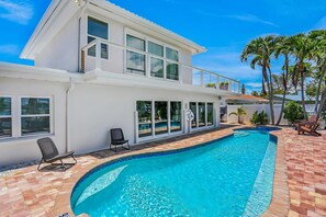 Pool - Stylish waterfront home with private pool dock (Indian Rocks Beach)
