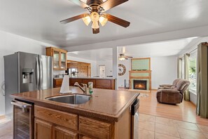 Réfrigérateur, micro-ondes, four, plaque de cuisson