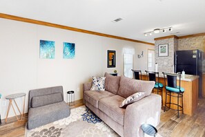 TV - Waterfront home with amazing yard, firepit, grill, putting green, AC, & W/D (Weeki Wachee)