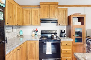 Fridge, microwave, oven, stovetop - Waterfront home with amazing yard, firepit, grill, putting green, AC, & W/D (Weeki Wachee)